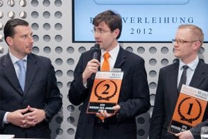 Frank Wiedemann von CFD Broker Flatex mit der ersten von vier Top 3 Auszeichnungen. Hier nimmt er den zweiten Platz der Kategorie CFD Broker des Jahres entgegen.