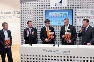 Die Sieger in der Kategorie Zertifikate Broker des Jahres 2012 (von links nach rechts): Matthias Bayer von der ING DiBa, Frank Wiedemann von Flatex sowie Arne Kolb vom Erstplazierten DAB Bank