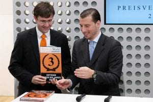 Beim Kulmbacher Broker Flatex stapeln sich die Preise schon. Hier nimmt gerade Frank Wiedemann von Flatex die Auszeichnung für den 3. Platz bei den Daytrade Brokern von Börsenmoderator Mike Michal entgegen.