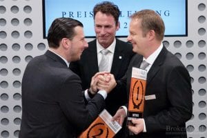 Obwohl auch bei den Daytrade Brokern ein harter Wettbewerb herrscht, zeigt dieses Foto doch, daß auch gegenseitiger Respekt die Branche prägt. Moderator Mike Michal gratuliert Kai Friedrich vom Zweitplazierten Cortal Consors und dem Erstplazierten Matthias Hach von ViTrade.