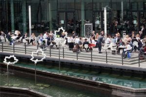 Die gut gefüllte Terrasse der Messe Stuttgart am Fachbesuchertag. Viele Finanzprofis nutzen das gute Wetter für Kooperationsgespräche im Freien...