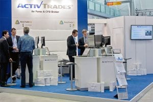 Der Stand des CFD und Forex Broker Active Trades kurz nach dem Start der Finanzmesse Invest - später war der Messestand stets gut besucht